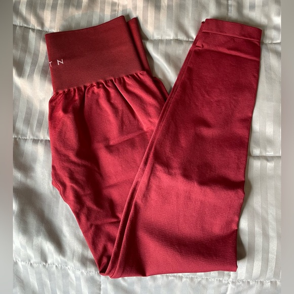 NVGTN seamless leggings size small (carmine) - Picture 2 of 2
